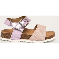 Guess Jeans - Sandały dziecięce. Różowe sandały dziewczęce Guess Jeans, z jeansu, bez zapięcia. Za 259,90 zł.