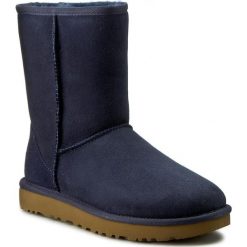 Buty UGG - W Classic Short II 1016223 W/Navy. Niebieskie kozaki damskie Ugg, na imprezę, ze skóry, bez obcasa, bez zapięcia. W wyprzedaży za 799,00 zł.