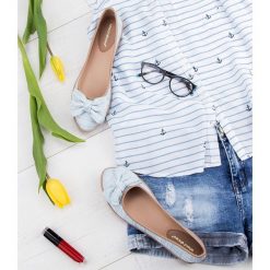 Balerinki damskie Ideal Shoes M-8805 Niebieskie. Niebieskie baleriny damskie Ideal Shoes, bez wzorów, z tworzywa sztucznego, klasyczne, bez obcasa, na płaskiej podeszwie. Za 45,00 zł.