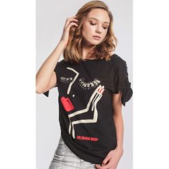 Czarny T-shirt Sleek. Czarne bluzki damskie marki other, z nadrukiem, z dzianiny, z okrągłym kołnierzem. Za 44,99 zł.