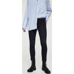 Mango - Jeansy Uptown1. Czarne rurki damskie marki Mango. W wyprzedaży za 79,90 zł.
