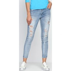 Niebieskie Jeansy Free Spirit. Niebieskie jeansy damskie z dziurami marki Born2be. Za 109,99 zł.