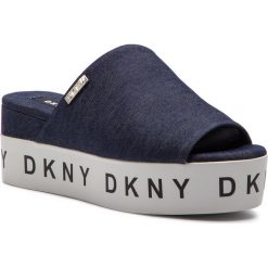 Klapki DKNY - Carli K4819444 Denim. Niebieskie klapki damskie DKNY, bez wzorów, ze skóry, bez obcasa, na obcasie. Za 479,00 zł.