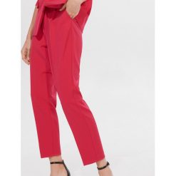 Spodnie loose fit z paskiem - Różowy. Różowe spodnie damskie Mohito. Za 119,99 zł.