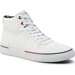 Sneakersy TOMMY HILFIGER - Core Corporate High Vulc Sneaker FM0FM02276 White 100. Białe półbuty męskie TOMMY HILFIGER, na co dzień, bez wzorów, ze skóry ekologicznej, klasyczne, bez zapięcia. W wyprzedaży za 379,00 zł.