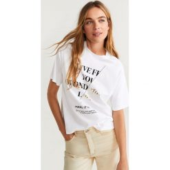Mango - T-shirt Live. Białe bluzki damskie Mango, m, z nadrukiem, z bawełny, casualowe, z okrągłym kołnierzem, z krótkim rękawem. Za 59,90 zł.