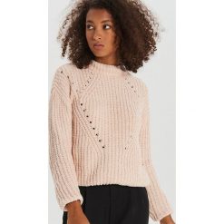 Sweter z ozdobnym splotem - Różowy. Różowe swetry damskie Cropp, xl, bez wzorów, ze splotem, bez rękawów, bez kaptura. W wyprzedaży za 39,99 zł.