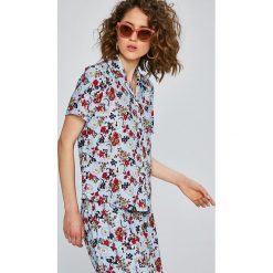 Calvin Klein Jeans - Koszula. Niebieskie bluzki damskie marki Calvin Klein Jeans, s, z poliesteru, klasyczne, z klasycznym kołnierzykiem, z krótkim rękawem. W wyprzedaży za 199,90 zł.