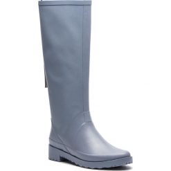 Kalosze STUART WEITZMAN - Griffin ZO12775 Dovetail Ottawa. Niebieskie kalosze damskie marki Stuart Weitzman, bez wzorów, ze skóry ekologicznej. W wyprzedaży za 669,00 zł.