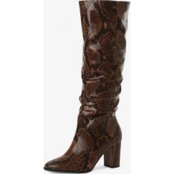 Tamaris - Kozaki damskie, pomarańczowy. Pomarańczowe kozaki damskie Tamaris, eleganckie, bez obcasa, bez zapięcia. Za 399,95 zł.
