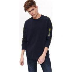 Bluza nierozpinana z piki. Bluzy męskie Top Secret, na lato, m, bez wzorów, z dzianiny, eleganckie, z kontrastowym kołnierzykiem, bez rękawów, bez kaptura. W wyprzedaży za 49,99 zł.