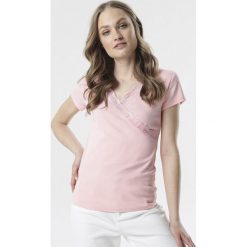 Jasnoróżowy T-shirt Allulei. Różowe bluzki damskie Born2be, s, bez wzorów, bez kołnierzyka. W wyprzedaży za 39,99 zł.