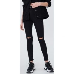 Jeansy high waist - Czarny. Czarne jeansy damskie Sinsay, z podwyższonym stanem. Za 59,99 zł.