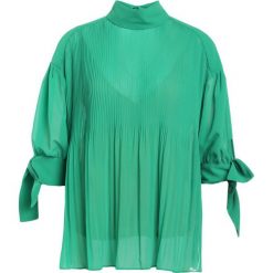 By Malene Birger PLATTA Bluzka green garden. Zielone bluzki damskie marki By Malene Birger, bez wzorów, z poliesteru, bez kołnierzyka, bez rękawów. W wyprzedaży za 740,35 zł.