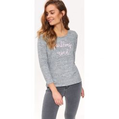 CASUALOWY SWETER Z APLIKACJĄ. Szare swetry klasyczne damskie marki Top Secret, na lato, z aplikacjami, z dzianiny. W wyprzedaży za 24,99 zł.
