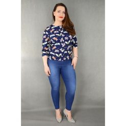 Elegancka wizytowa bluzka print ważki OVERSIZE PLUS SIZE. Niebieskie bluzki damskie Moda Size Plus Iwanek, do pracy, na lato, s, bez wzorów, z tkaniny, eleganckie, bez kołnierzyka, plus size, bez rękawów. Za 105,00 zł.