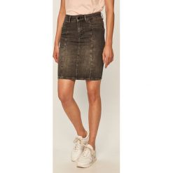 Pepe Jeans - Spódnica jeansowa Taylor. Szare spódniczki damskie Pepe Jeans, na co dzień, s, bez wzorów, z elastanu, casualowe, z podwyższonym stanem, mini, proste. W wyprzedaży za 259,90 zł.