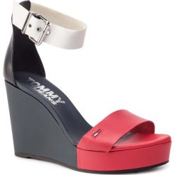 Sandały TOMMY JEANS - Colorblock Rwb Wedge Sandal EN0EN00427 Rwb 020. Niebieskie klapki damskie marki Tommy Jeans, bez wzorów, z jeansu, bez obcasa, na obcasie. Za 449,00 zł.