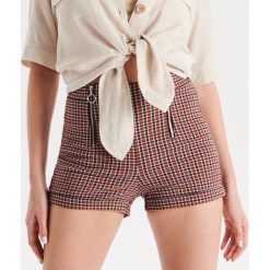 Szorty High Waist w kratę - Jasny szary. Szare szorty damskie Cropp, bez wzorów, z podwyższonym stanem. Za 69,99 zł.