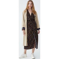 Sukienka midi z drapowanym dekoltem. Niebieskie sukienki z falbanami marki Pull&Bear. Za 139,00 zł.