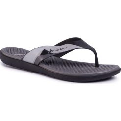 Japonki RIDER - Aqua Fem 82568 Black/Grey 24566. Czarne klapki damskie Rider, bez wzorów, z tworzywa sztucznego, bez obcasa. W wyprzedaży za 89,00 zł.