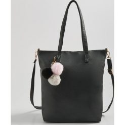Torba shopper z pomponami - Czarny. Czarne torby damskie na zakupy Sinsay, bez wzorów, z pomponami. Za 39,99 zł.