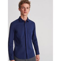 Elegancka koszula super slim - Granatowy. Niebieskie koszule męskie Reserved, m, bez wzorów, eleganckie, bez kołnierzyka, bez rękawów. Za 99,99 zł.
