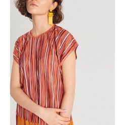 Bluzka w pionowe paski - Biały. Białe bluzki damskie Cropp, s, w paski, bez kołnierzyka, bez rękawów. W wyprzedaży za 19,99 zł.