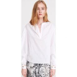 Bawełniana bluzka oversize - Biały. Białe bluzki damskie Reserved, bez wzorów, z bawełny, bez kołnierzyka, bez rękawów. Za 119,99 zł.