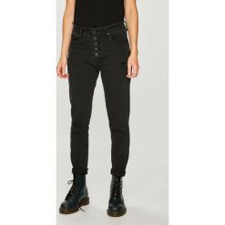 Answear - Jeansy. Czarne jeansy damskie z wysokim stanem marki ANSWEAR, s, z elastanu. W wyprzedaży za 119,90 zł.