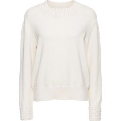 Sweter dzianinowy z perełkami bonprix biel wełny. Białe swetry damskie bonprix, bez wzorów, z wełny, bez rękawów, bez kaptura. Za 54,99 zł.