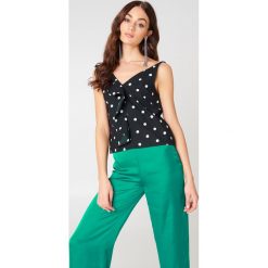 NA-KD Asymetryczna koszulka z falbanką - Black,Multicolor. Czarne koszulki damskie NA-KD, z nadrukiem, z bawełny, z falbankami, bez rękawów. W wyprzedaży za 20,47 zł.