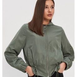 Krótka kurtka z kapturem - Khaki. Brązowe kurtki damskie House, xl, bez wzorów, krótkie, z kapturem. W wyprzedaży za 59,99 zł.