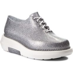 Półbuty MELISSA - Grunge + Vitorino Camp 32227 White/Glass Glitter Silver 52969. Szare półbuty damskie Melissa, na co dzień, z aplikacjami, z tworzywa sztucznego, bez obcasa, na koturnie, bez zapięcia. W wyprzedaży za 229,00 zł.