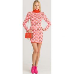 SUKIENKA ELISABETTA FRANCHI. Różowe sukienki damskie Elisabetta Franchi, na imprezę, bez wzorów, z dzianiny, z golfem, bez rękawów, midi, dopasowane. Za 959,00 zł.