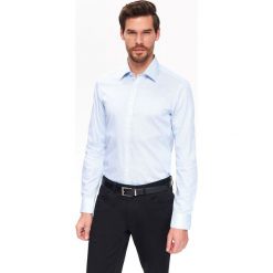 KOSZULA WE WZÓR TALIOWANA. Białe koszule męskie marki Top Secret, na lato, m, z tkaniny, eleganckie. W wyprzedaży za 44,99 zł.