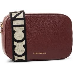 Torebka COCCINELLE - GV3 Mini Bag E5 GV3 55 I1 07 Marsala R22. Czerwone listonoszki damskie Coccinelle, bez wzorów, ze skóry, bez dodatków. Za 749,00 zł.
