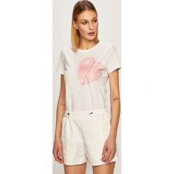 Love Moschino - T-shirt. Białe bluzki damskie Love Moschino, z nadrukiem, z bawełny, casualowe, z okrągłym kołnierzem. W wyprzedaży za 369,90 zł.