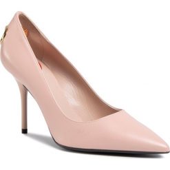 Szpilki LOVE MOSCHINO - JA10199G1AIA0601 Cipria. Różowe półbuty damskie Love Moschino, z aplikacjami, ze skóry, bez obcasa, na obcasie, bez zapięcia. Za 1399,00 zł.