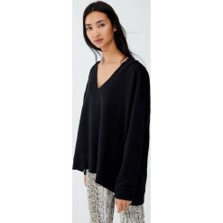 Bluza z dekoltem w serek z obszyciem. Czarne bluzy damskie Pull&Bear. Za 69,90 zł.