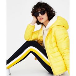 Pikowana kurtka z kapturem. Białe bomberki damskie Pull&Bear, z kapturem. Za 79,90 zł.