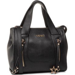 Torebka LIU JO - Xs Satchel NA0131 E0031 Nero 22222. Czarne torebki klasyczne damskie Liu Jo, bez wzorów, ze skóry ekologicznej, klasyczne, bez dodatków. W wyprzedaży za 389,00 zł.