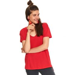 Luźny t-shirt damski. Czerwone t-shirty damskie z dzianiny. W wyprzedaży za 19,99 zł.