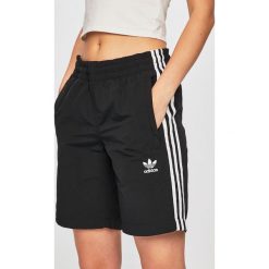 Adidas Originals - Szorty. Czarne szorty damskie adidas Originals, s, z aplikacjami, z poliesteru, casualowe. W wyprzedaży za 129,90 zł.