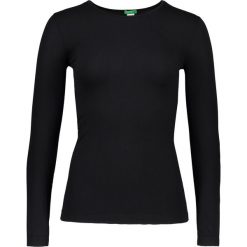 Koszulka w kolorze czarnym. Czarne t-shirty damskie Benetton, z okrągłym kołnierzem, z długim rękawem. W wyprzedaży za 45,95 zł.