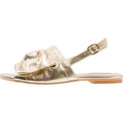Rzymianki damskie: Lost Ink Wide Fit CARLA EYELET BOW FLAT Sandały gold
