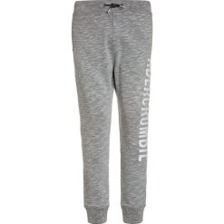 Abercrombie & Fitch CORE LOGO Spodnie treningowe light grey. Szare jeansy chłopięce marki Abercrombie & Fitch. Za 149,00 zł.