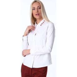 Koszula z koralikami na kołnierzu biała MP26012. Białe koszule damskie marki Fasardi, s, bez wzorów, bez kołnierzyka, bez rękawów. Za 59,00 zł.