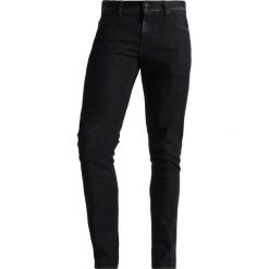 Armani Exchange Jeansy Slim Fit black denim. Czarne jeansy męskie relaxed fit marki Armani Exchange. W wyprzedaży za 356,85 zł.
