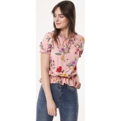 Różowa Bluzka Scholar. Różowe bluzki damskie marki Born2be, xl, w kwiaty, ze stójką, z krótkim rękawem. Za 39,99 zł.